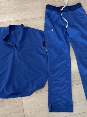 Figs Women’s Blue Scrub Top and Pants Set